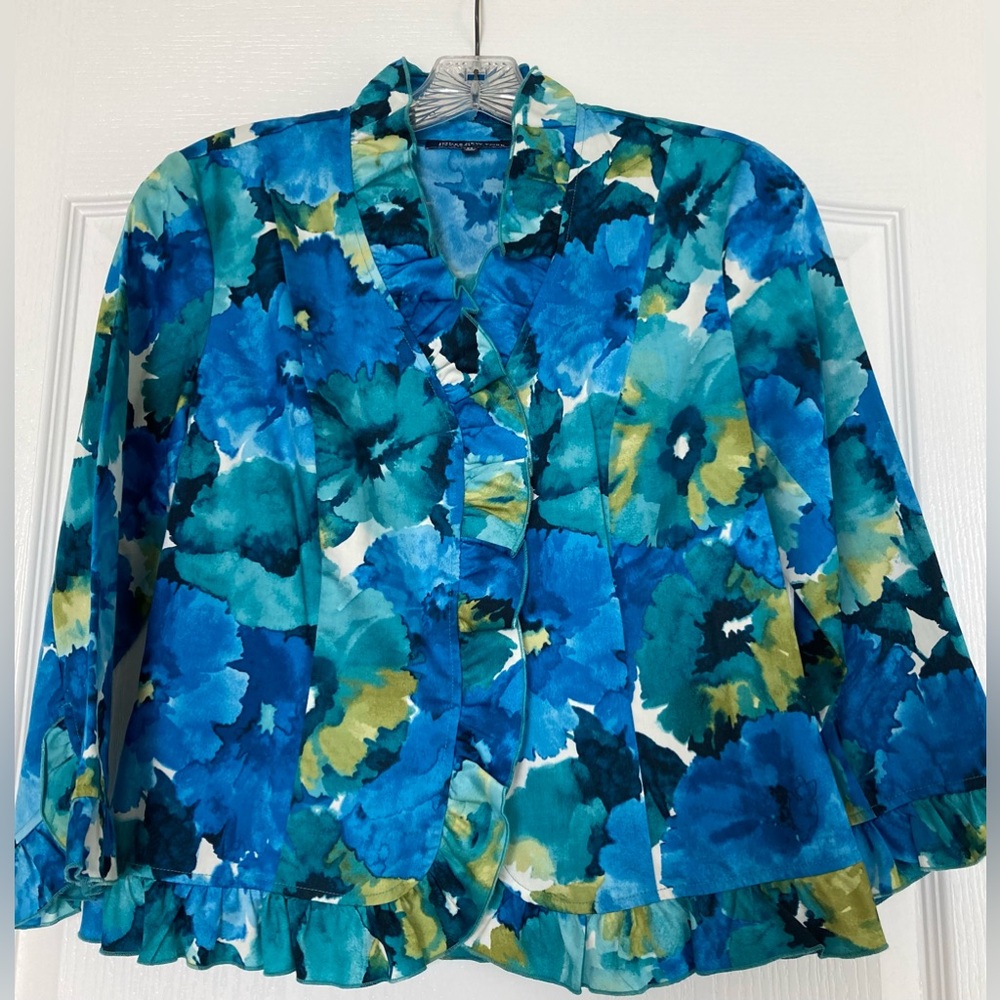 🩵BRAND NEW “JONES NEW YORK” Beautiful Ruffled Floral Blouse Size PS